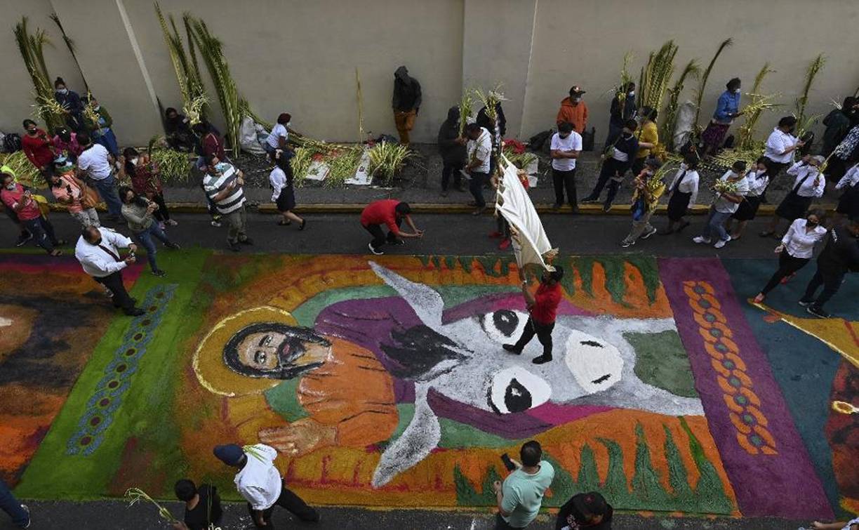 Desde temprano los fieles católicos acudieron a los templos para participar en esta celebración, comprando previamente en las puertas una palma entrelazada, un crucifijo o un ramo con plantas.