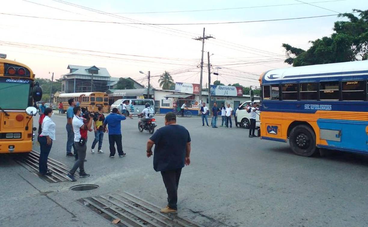 Conductores que circulaban fueron retenidos y los pasajeros bajados. 