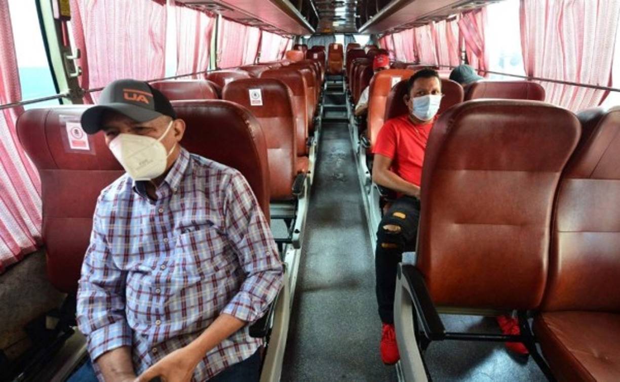 1. PROCURE UTILIZAR BUSES CON DISTANCIAS ASIGNADAS: El acuerdo al que llegó el Gobierno con el sector transporte de Honduras es operar sin exceder la cantidad de pasajeros en los asientos. Procure utilizar aquellos donde se respeten las distancias y no carguen de pasajeros al extremo, como es costumbre.