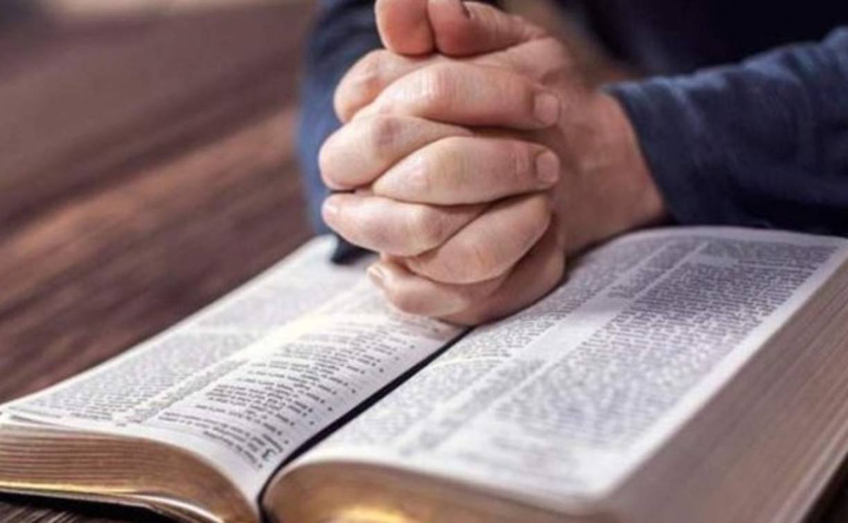 El nombre 'Biblia' proviene del latín Biblios y del griego Biblia que significa 'conjunto de libros'