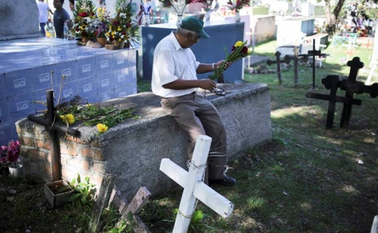 Hombres y mujeres llegan a los campos santos para permanecer mucho tiempo en silencio y recordar a sus sers queridos.