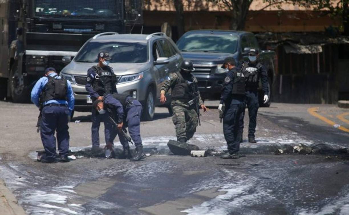 Los motoristas y sus compañeros de trabajo alegan que no tienen qué llevarle a sus esposas e hijos.