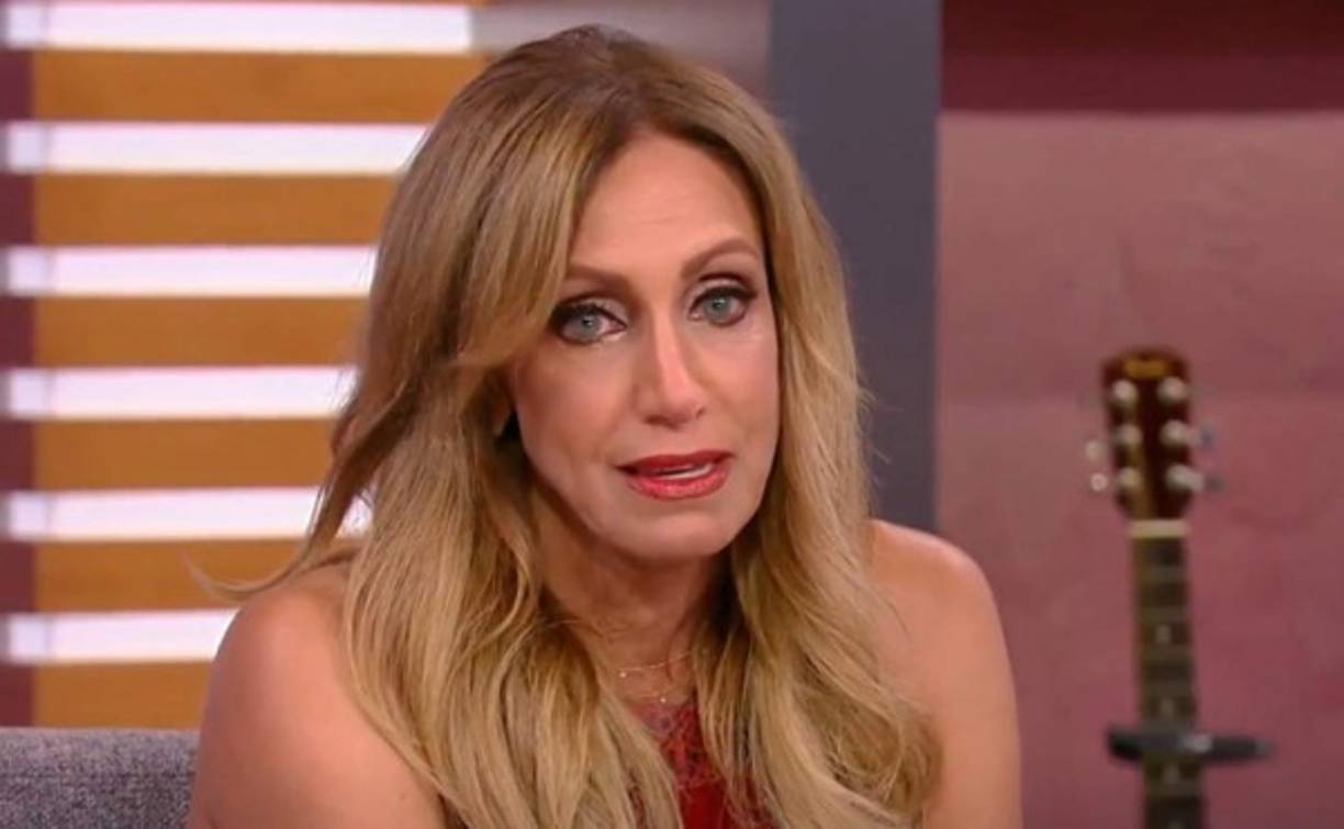 Luego de 28 años de matrimonio, Lili Estefan confesó en el 2017 que se separaba de su entonces esposo Lorenzo Luaces y fue hasta un año después que reveló que todo se originó por una infidelidad por parte de él.