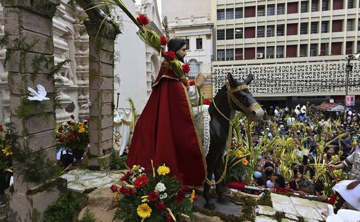 La lluvia que cayó no fue un impedimento para que la gente asistiera de forma masiva y con medidas de bioseguridad.