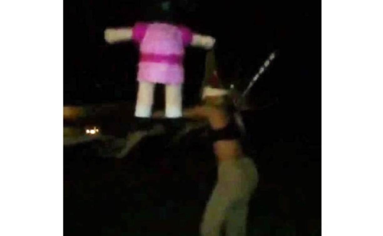 Para seguir en la fiesta Kylie festejó con mariachi y piñata.