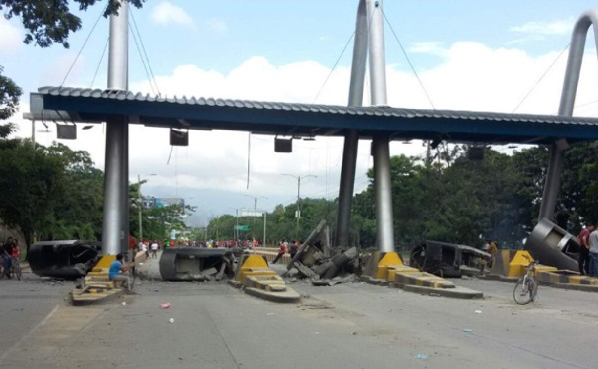 Las casetas de peaje del bulevar del este fueron destruidas la mañana de este lunes por manifestantes que rechazan los resultados de las elecciones del pasado 26 de noviembre.