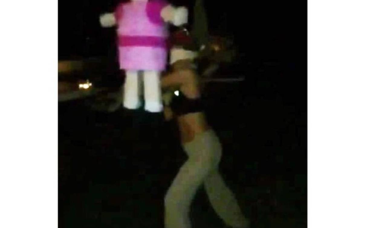 Así, con música de mariachi, un pastel muy colorido y hasta piñata fue como Kylie festejó la noche del sábado.