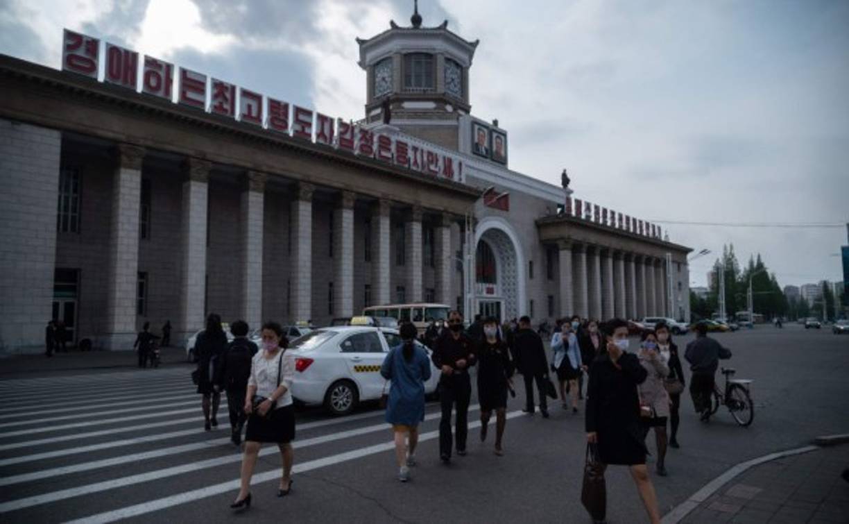 Kim Jong-un estuvo presente en la inauguración con su hermana Kim Yo-jong, pero la fábrica ni siquiera está en funcionamiento. Está inacabada e incapaz de producir fertilizante debido a la falta de maquinaria y materias primas importadas, informó el medio Daily NK.