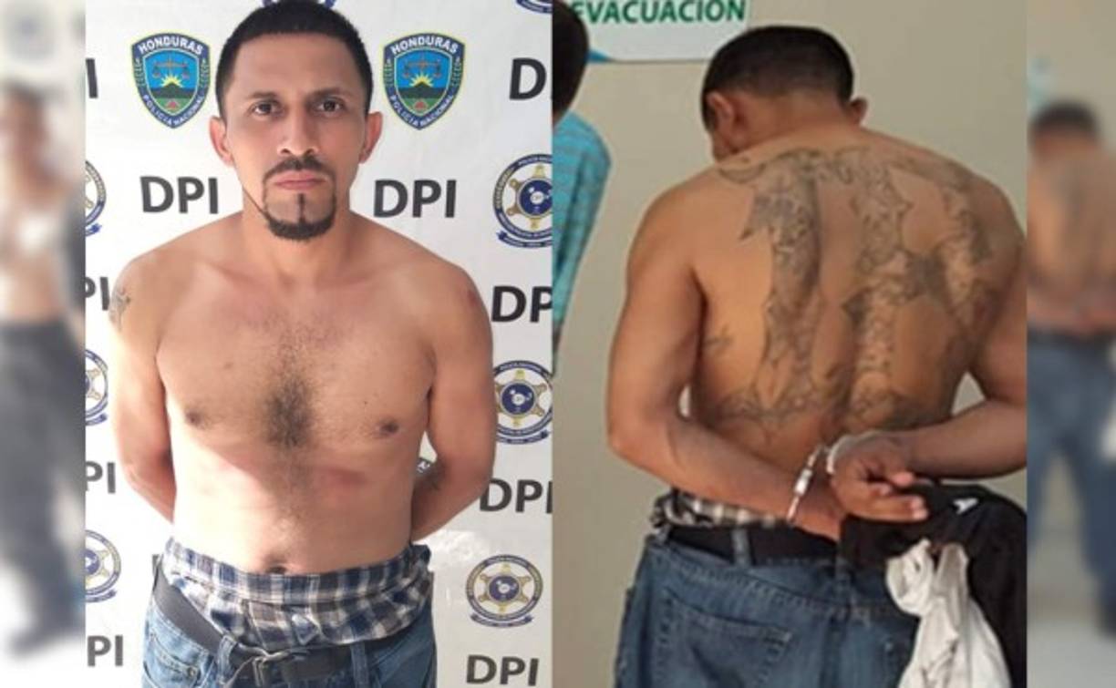 Otros detenidos tienen tatuajes de pandilla en la espalda.