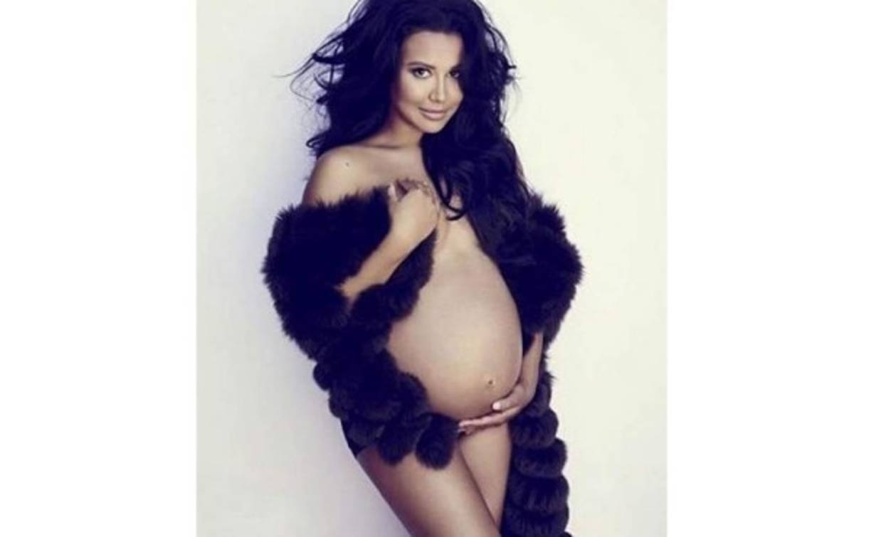 Naya Rivera desnuda y embarazada. La actirz de 28 años que se hizo conocida con su papel en la serie musical Glee. La foto se dio a concer en la cuenta de Instagram del estilista de estrellas Clyde Haygood que demostró su entusiasmo por conocer al futuro hijo de Naya.