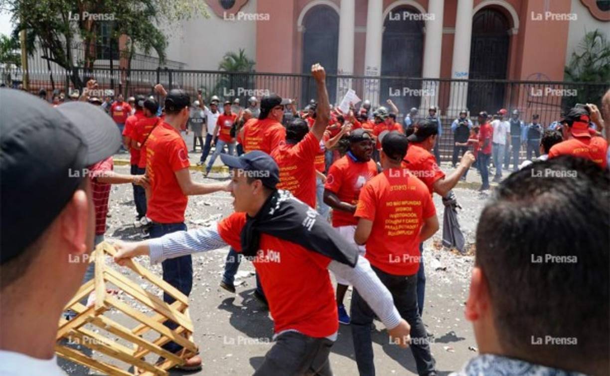 Gritando consignas y mostrando pancartas, los trabajadores de la zona norte expresaron todo con lo que están inconformes.