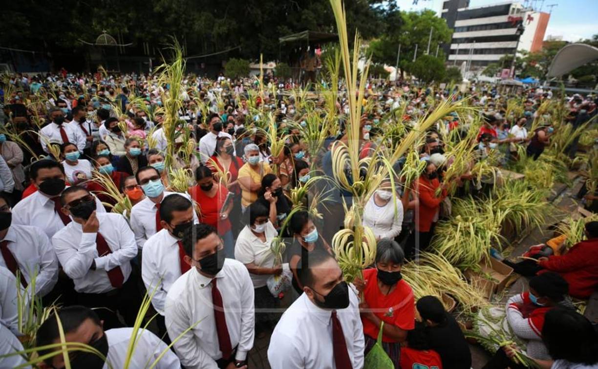 Los feligreses llegaron con mucha pasión y fe este Domingo de Ramos.