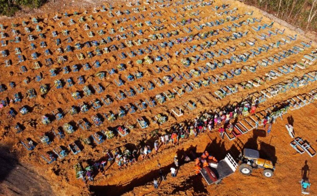 HOSPITALES DESBORDADOS Y FOSAS COMUNES (Manaos en Brasil)<br/><br/>En Manaos, la emergencia afecta tanto a los vivos como a los muertos. Los hospitales están colapsados y los ataúdes ya no caben en su mayor cementerio, por lo que los cuerpos van ahora a intentar descansar en fosas comunes: de un promedio de 20 a 35 entierros diarios se ha pasado a casi 100.<br/><br/>Muy pocas camas y casi equipamiento nulo para los casos graves, frigoríficos instalados hace poco en un hospital para suplir la falta de espacio para los cadáveres, trabajadores sanitarios con trajes blancos, máscaras y guantes trasladando cuerpos y excavadoras abriendo trincheras en el cementerio.