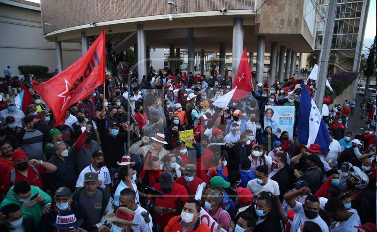Hasta en horas de la mañana no se registraron disturbios en las afueras del Congreso. 