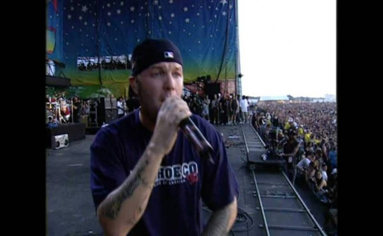 Pero cuando tocaron su canción icóno 'Break Stuff', la gente se volvió 'loca', incendiando puestos de comida, destruyendo parte del lugar y hasta se reportaron violaciones sexuales.<br/>