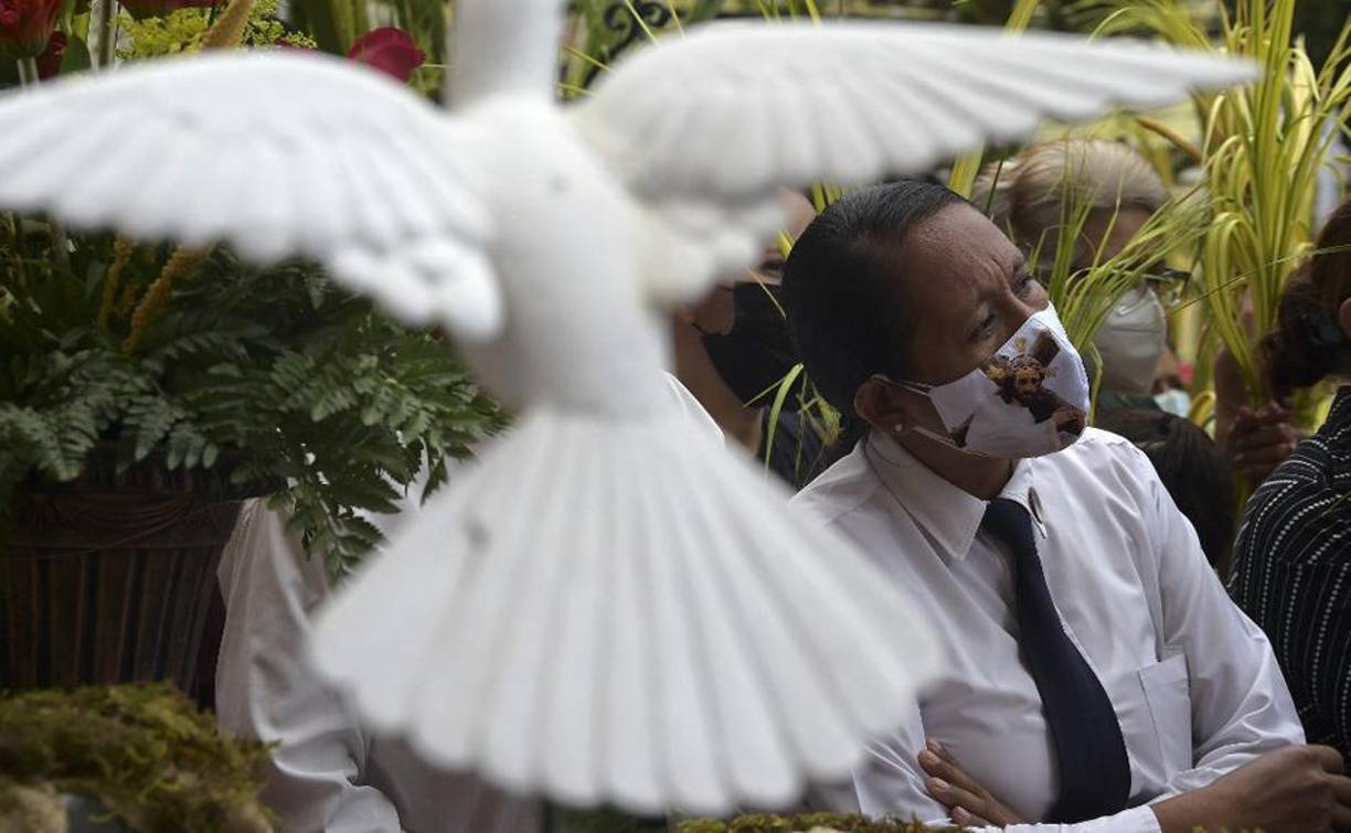Las tradicionales misas católicas y la venta callejera de palmas por el Domingo de Ramos, marcan el inicio de la Semana Santa.