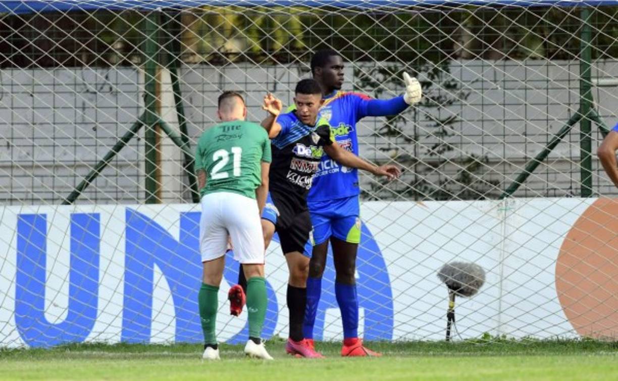 Secuencia de la agresión. El defensa Jeancarlo Rivera, del Real de Minas, le propinó esta patada al argentino Esteban Espíndola del Marathón.
