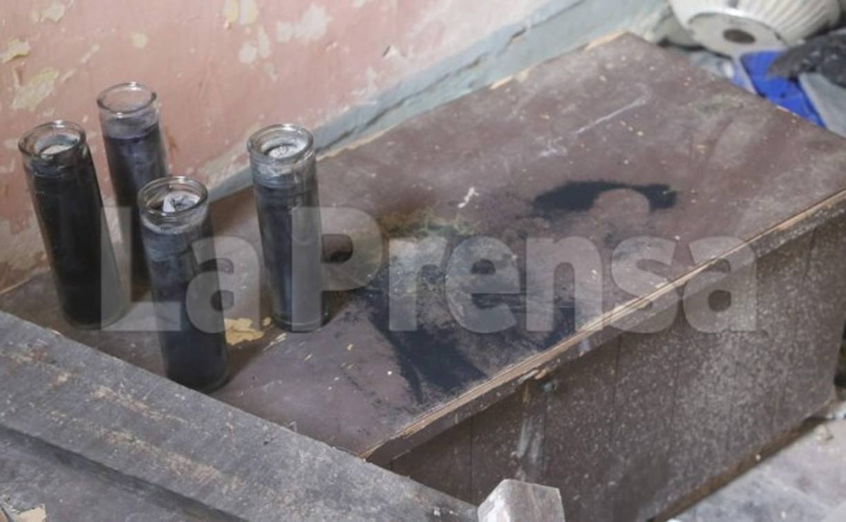 Informes policiales indican que en la palma de cada una de las manos le hicieron una estrella con un cuchillo y luego de practicar algún rito satánico le clavaron un arma blanca en la parte superior de su estómago. La víctima estaba arrodillada frente a un altar, con un puro al lado y cinco candelas encendidas.