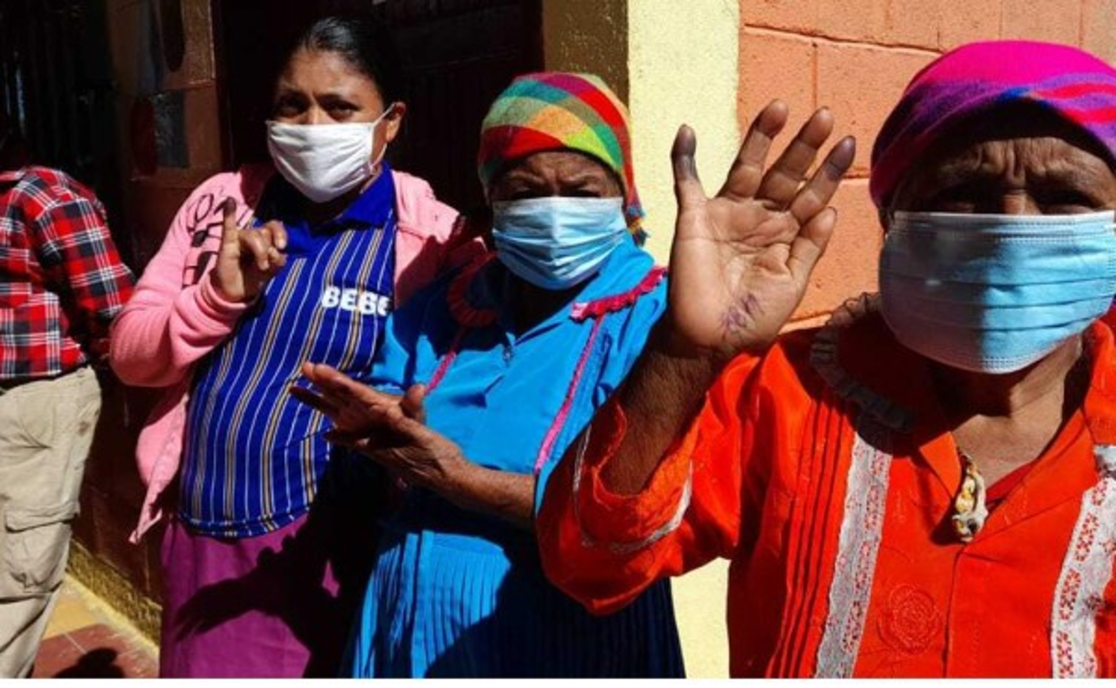 Enalteciendo a Hondudras, las mujeres lencas se levantaron de madrugada como es costumbre. Ellas llevaban una visión clara, elegir a sus nuevas autoridades que las gobernarán los próximos cuatro años. Fotos Amílcar Izaguirre