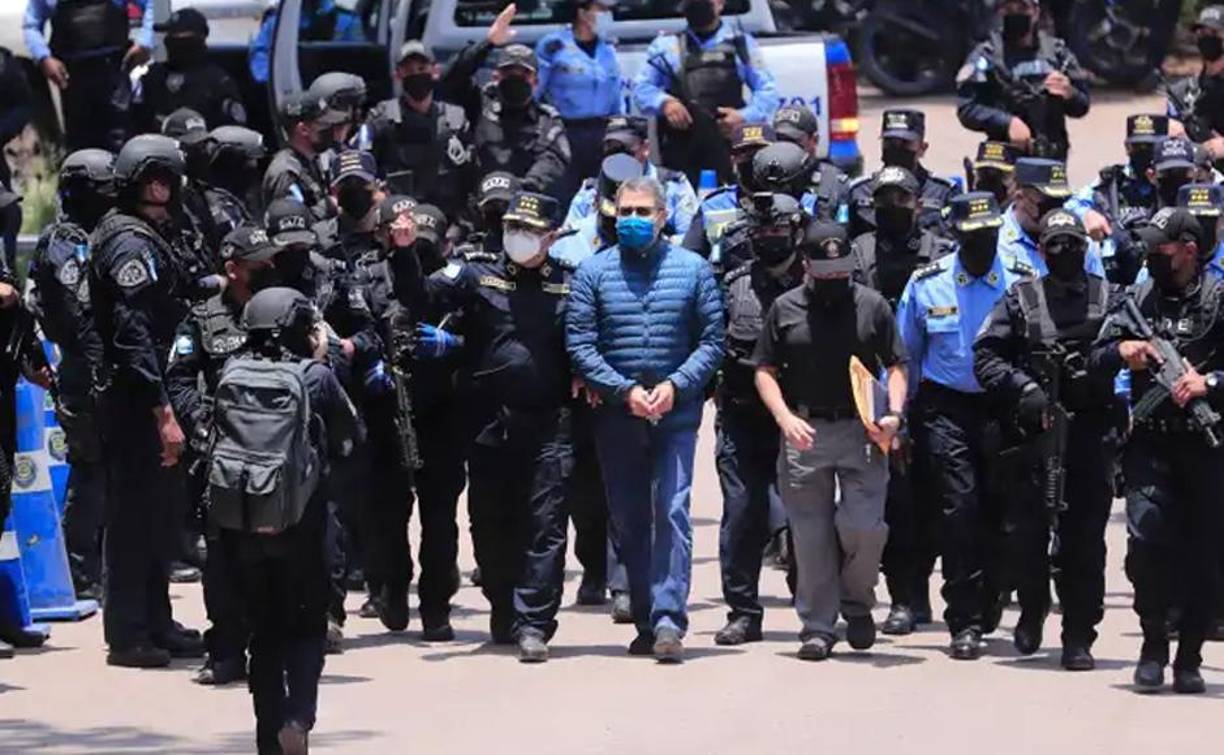 “Entendimos que era una base importante para el despegue de Honduras, promoviendo agronegocios, manufactura, turismo, mipymes entre otros servicios, generando miles de empleos, sin olvidar nuestra promesa de campaña, una estrategia integral e interinstitucional para recuperar y mantener la seguridad y la paz del pueblo hondureño”, sostiene el exmandatario en la misiva. 