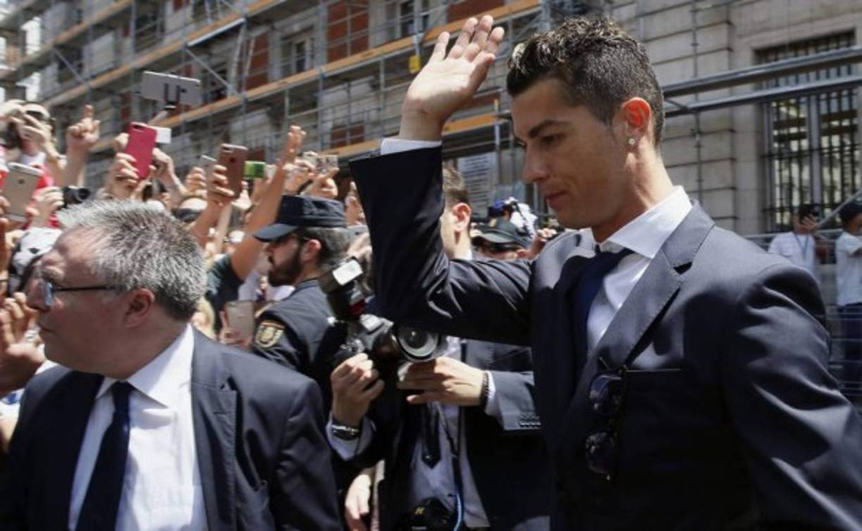 Cristiano Ronaldo<br/>El astro del Real Madrid, acusado de presunto fraude fiscal por valor de 14,7 millones de euros, fue convocado a declarar el 31 de julio por la justicia española.<br/><br/>El delantero luso está acusado de haberse 'aprovechado de una estructura creada en 2010 para ocultar al fisco ingresos generados en España por derechos de imagen' entre 2011 et 2014.