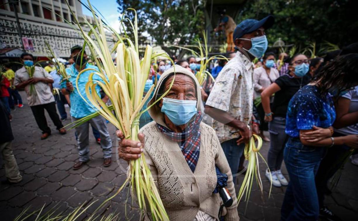 Se bendijo los ramos elaborados por campesinos que se apostaron para venderlos a los feligreses.
