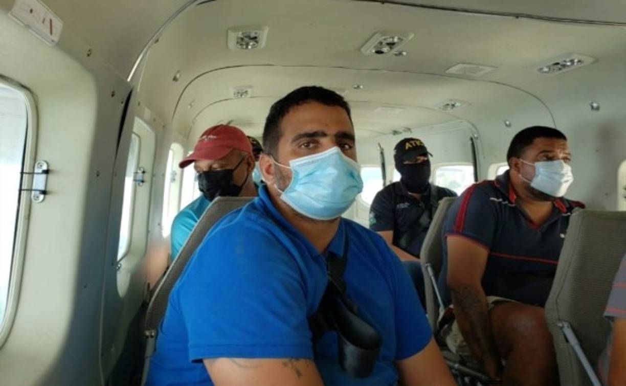 Junto al edil fueron trasladados Efraín Rigoberto Santos Córdova, Francisco Federico Henríquez Gómez y Jorge Reiniery Rosales Bustillo, todos serán acusados por el delito de tráfico de drogas.