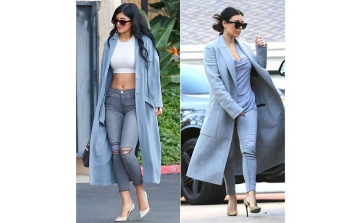 Kim vs Kylie. En este look lucen tacones grises más un abrigo de entretiempo y stilettos color arena.