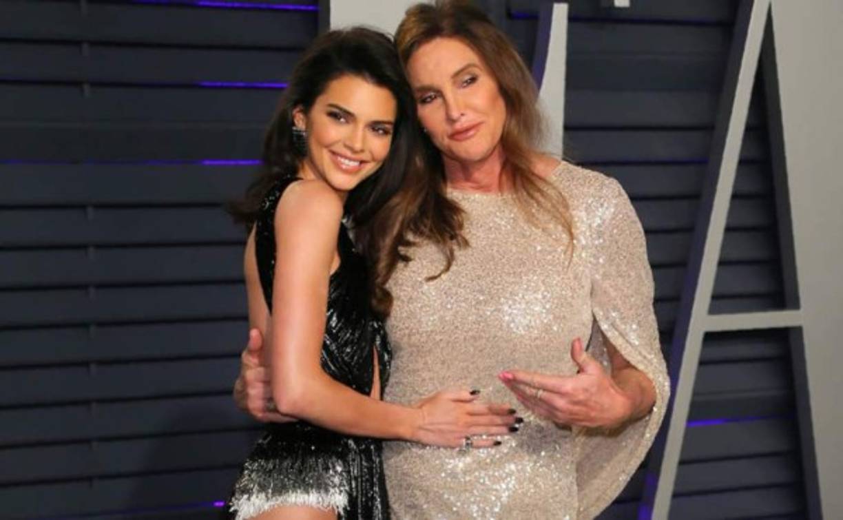 Caitlyn, quien levantó tremenda polémica desde su transformación, obtuvo fama originalmente por sus logros en el atletismo y el automovilismo.