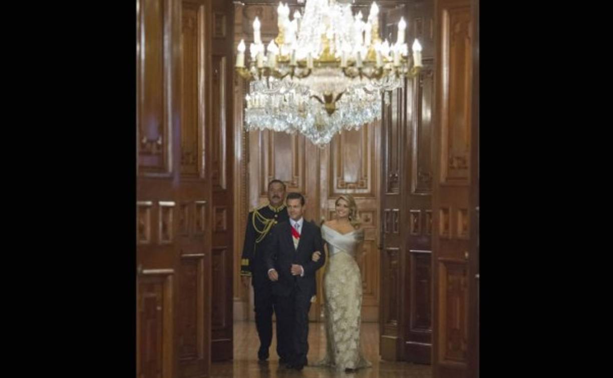 La primera dama deslumbró con un atuendo color marfil tipo imperio con bordados, diferenciándose de los años anteriores justo por su color sobrio.