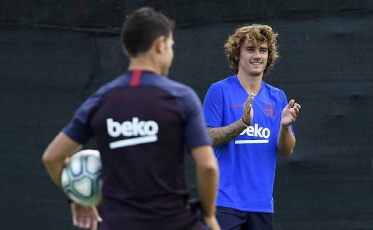 El francés, se le pudo ver sonriente junto a sus nuevos compañeros. Sin embargo, fue recibido con 'pataditas' e inclusive hasta caños.