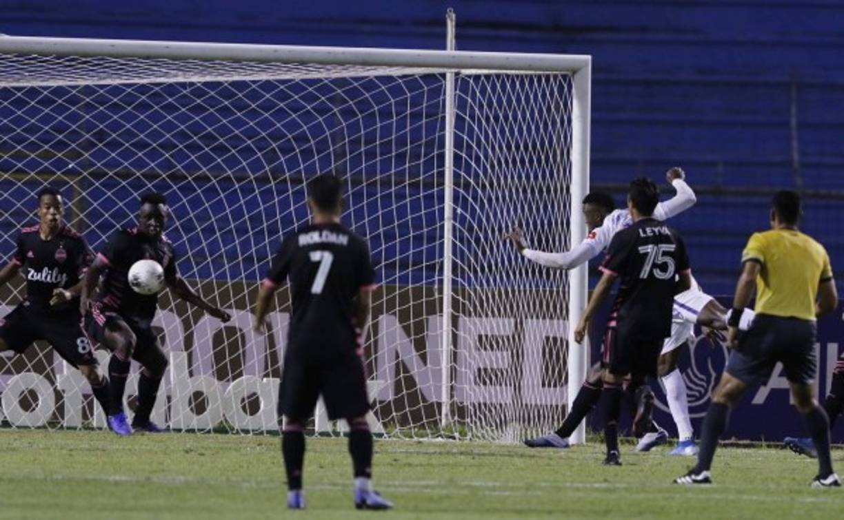 Con un cabezazo, Yustin Arboleda firmó su doblete y el empate 2-2 de Olimpia.