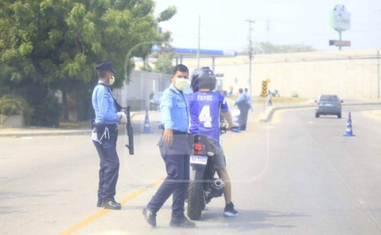 Los agentes, a través de los operativos ya instalados, reiteran a los motoristas retirarse e ir a sus casas, de lo contrario, pueden ser detenidos 24 horas y su carro ser decomisado.