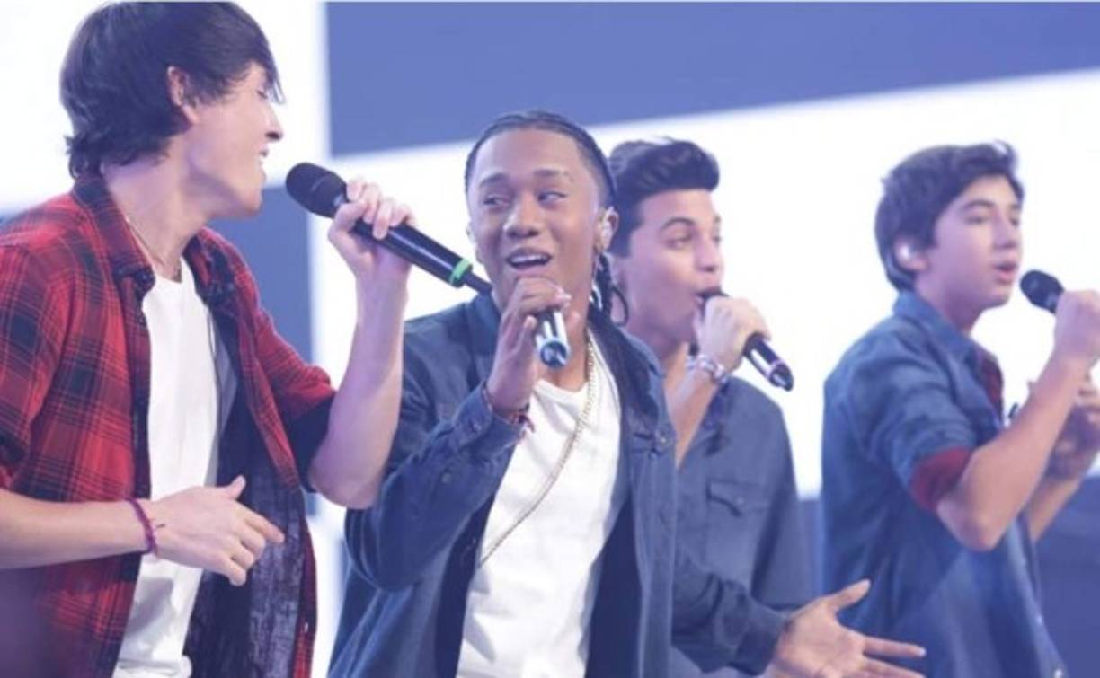 Aaron sabe como divertirse en el escenario.