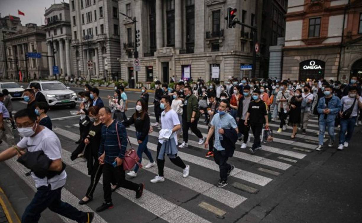 En Shanghái (este), había menos transeúntes en la calle que de costumbre, constató la AFP.<br/><br/>'Mucha gente sigue preocupada', explica Bao Ping, un agente de seguros de 46 años que pasea por la célebre avenida del Bund, frente a los emblemáticos rascacielos de la metrópolis.