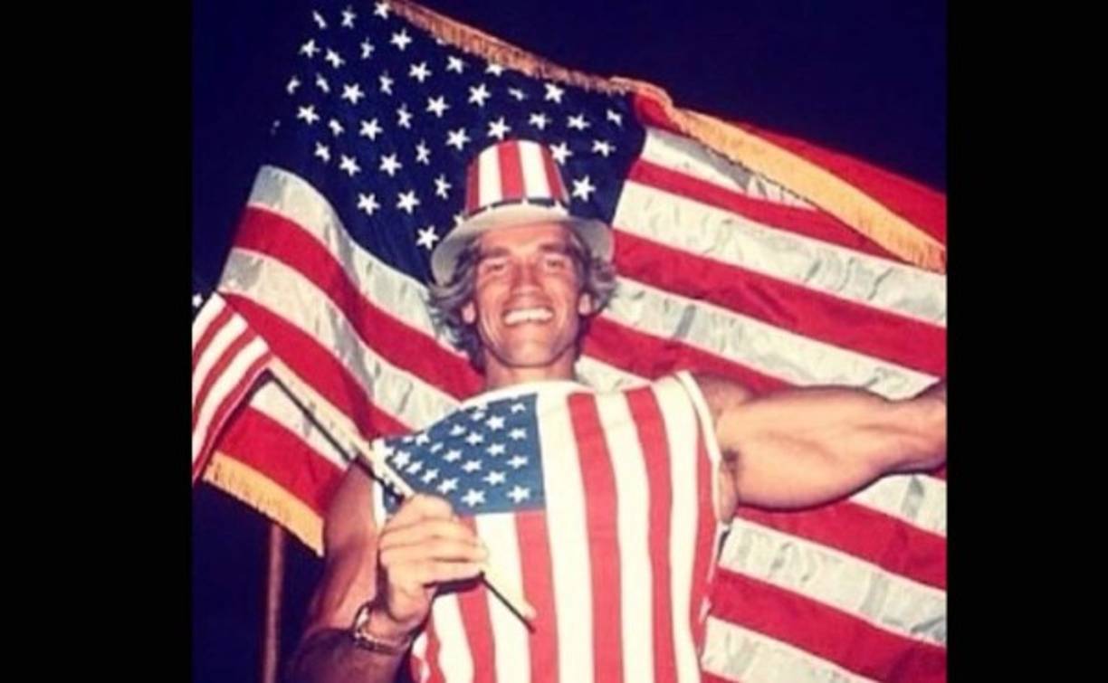 Mario López compartió una imagen Arnold Schwarzenegger.