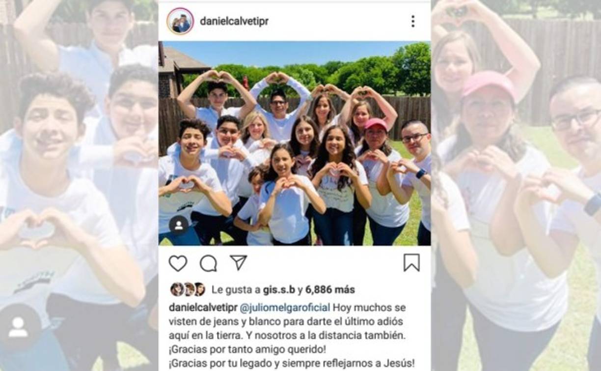 El cantante puertorriqueño Daniel Calveti subió una foto con toda su familia en honor a Julio Melgar. Todos vestían de blanco.