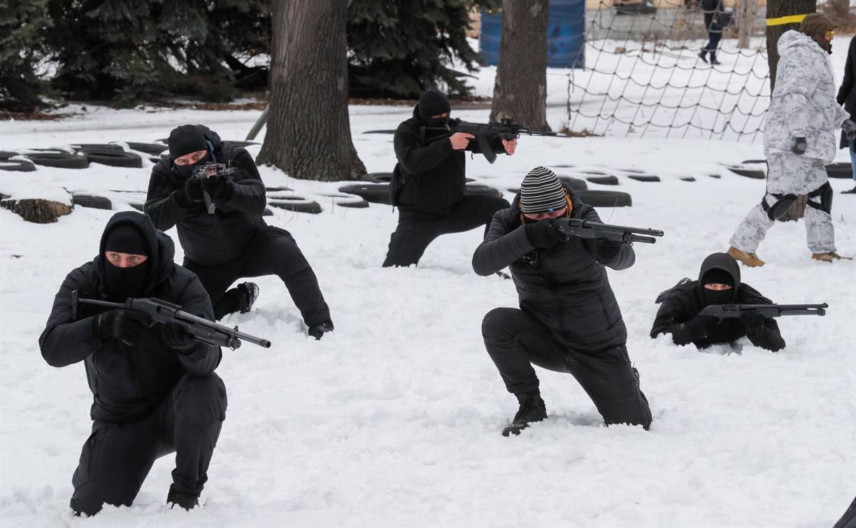 Varios cientos de civiles ucranianos armados con fusiles reales o de madera juegan a la guerra en las ruinas de una antigua fábrica de tractores en Kiev, donde aprenden los rudimentos de la defensa de la ciudad en caso de invasión rusa.