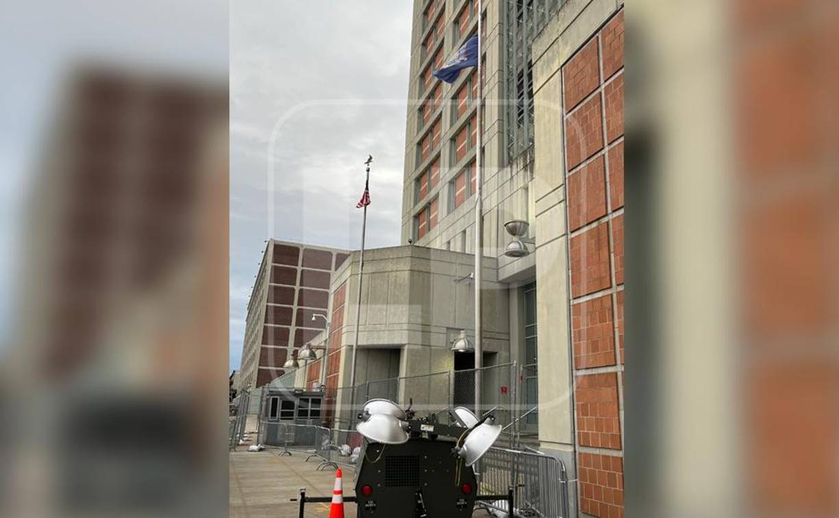 El exgobernante hondureño pasó allí su primera noche, durmiendo dentro de un espacio reducido. 