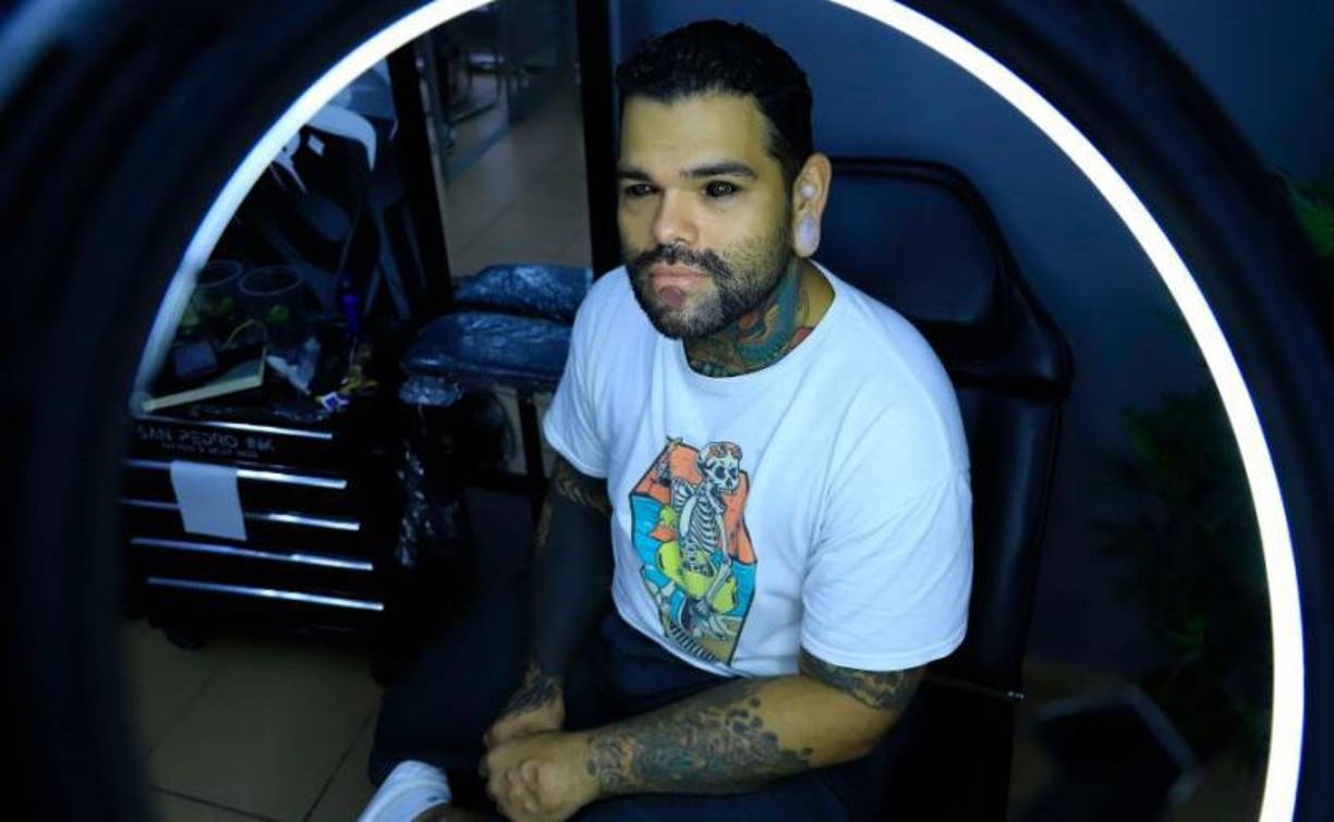 Mientras que hombres lo hacen en menor cantidad sobre todo por miedo a ser confundidos con miembros de maras y pandillas en barrios y colonias, ya que hay ciertos tatuajes cercanos a ideologías de estas estructuras, particularmente los denominados rosarios, tumbas, infinitos, payasos, entre otros.