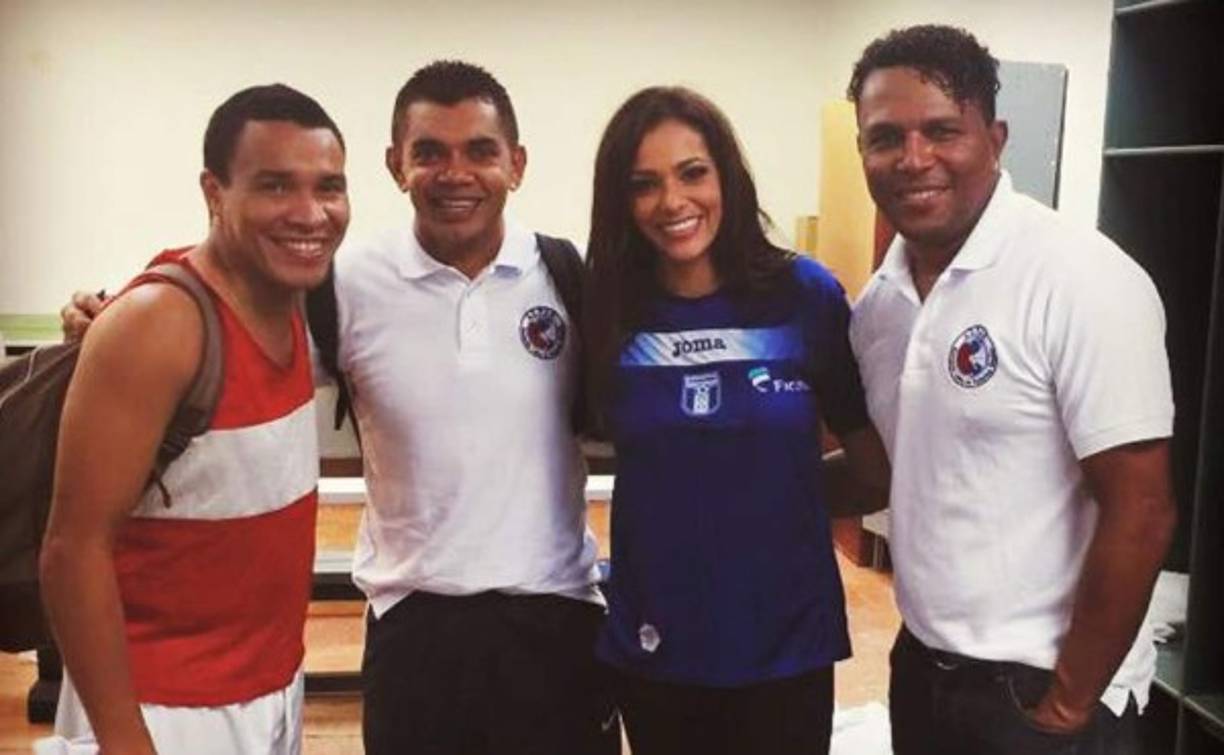 Nathalia Casco junto a Rambo de León, Amado Guevara y Carlos Pavón.