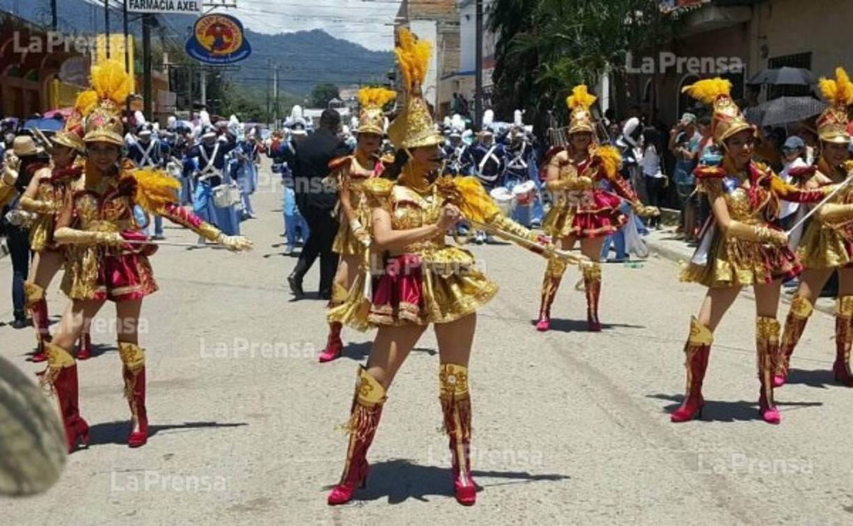 La chica se ganó los aplausos, no solo por su belleza sino por su acrobacia con el bastón. Es la palillona más bonita en los últimos 10 años en los desfiles de Honduras.
