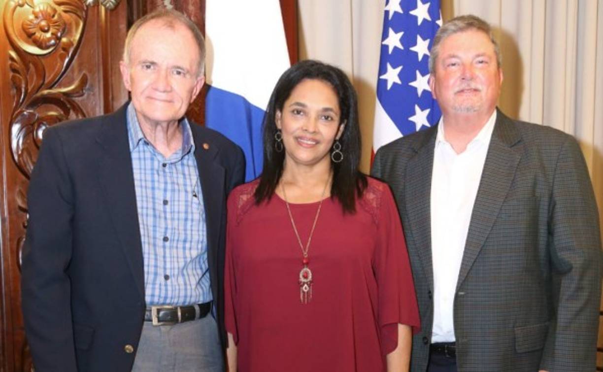 Los anfitriones. Gregory y Sandra Werner con el cónsul general de la embajada de Estados Unidos en Tegucigalpa, Theodore Coley.