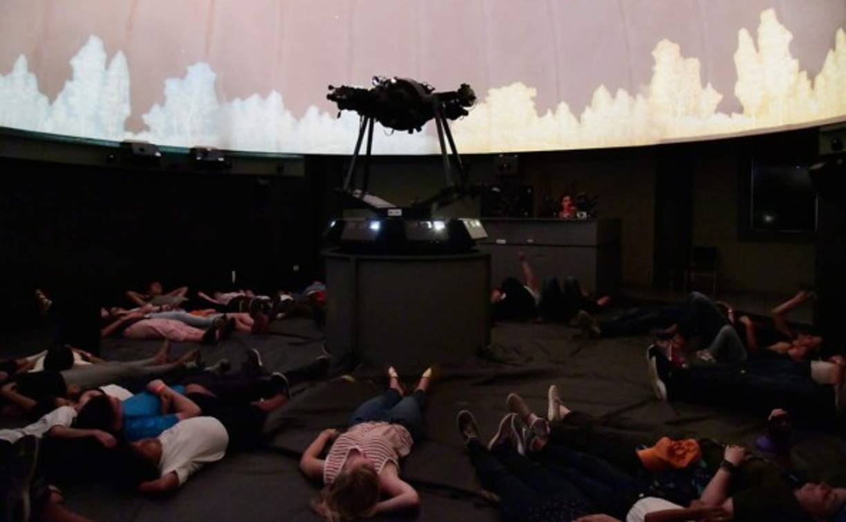 La estación más preferida en esa sala es la planetario donde las visitas se tiran al suelo y disfrutan de un viaje espacial.