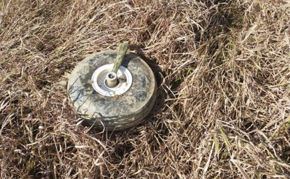 Una de las llantas de avioneta encontrada este viernes en hacienda El Jiote de El Progreso, Yoro.