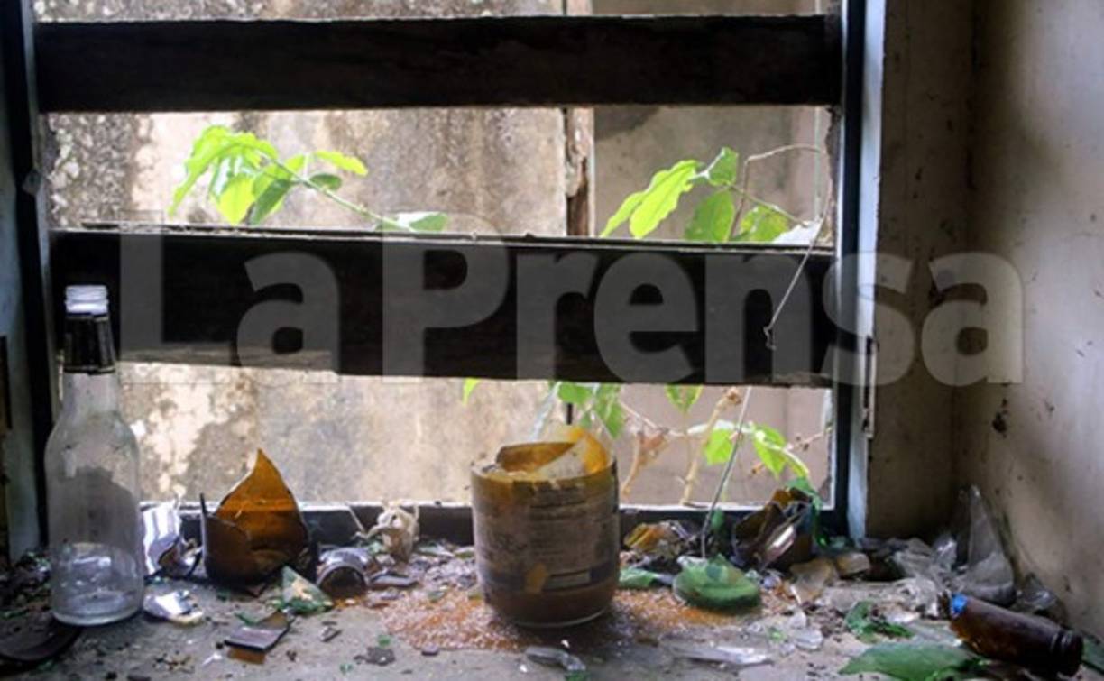 En la escena del crimen también se encontró un mensaje escrito en inglés implorando el mal. Pobladores de la zona dicen que observaron a un grupo de cinco personas vestidas de negro salir del lugar donde fue hallado el cuerpo, y esto es congruente con la hipótesis del rito satánico.