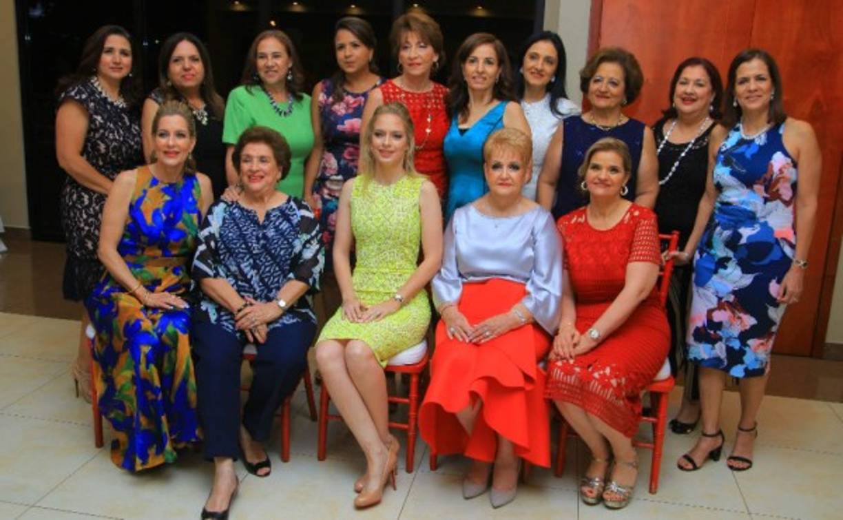 Las oferentes compartieron con la enamorada Nathalie Wolozny Pineda .