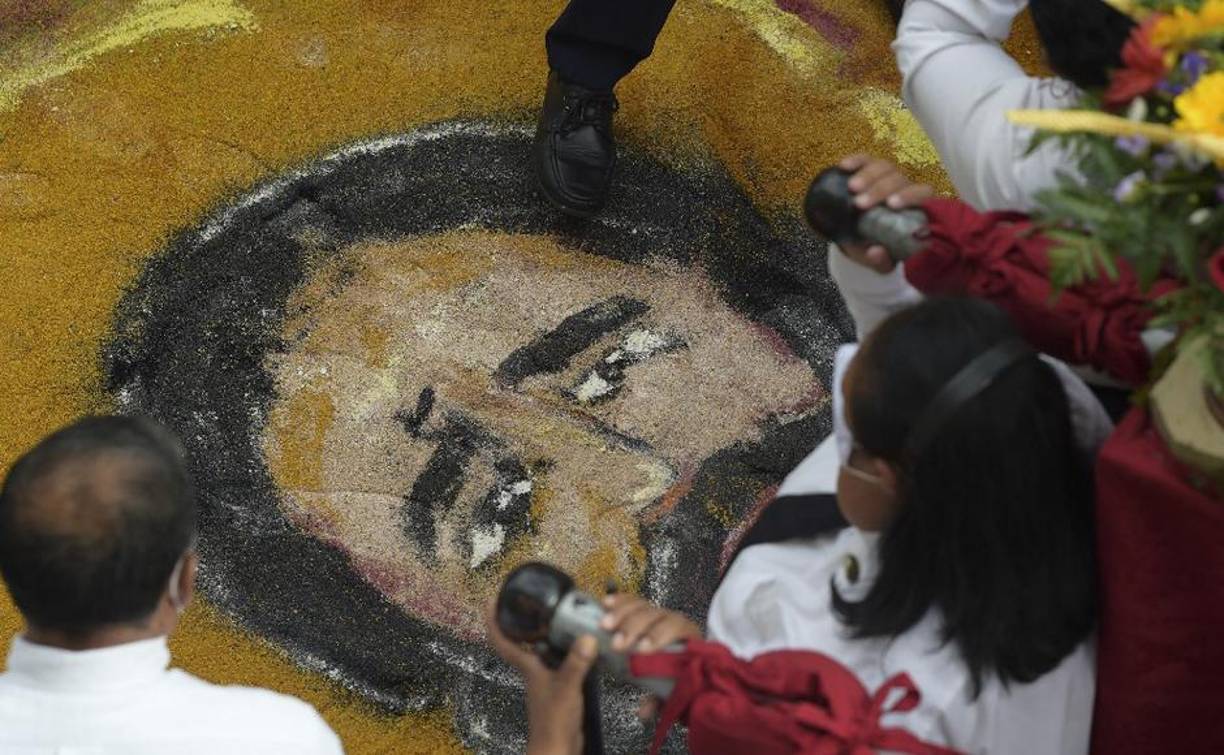 Creyentes cristianos celebran la Semana Santa de Pascua en celebración de la crucifixión y resurrección de Jesucristo.