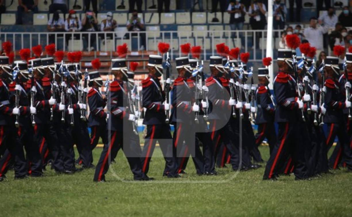 Cadetes también fueron parte de los desfiles dentro del estadio.