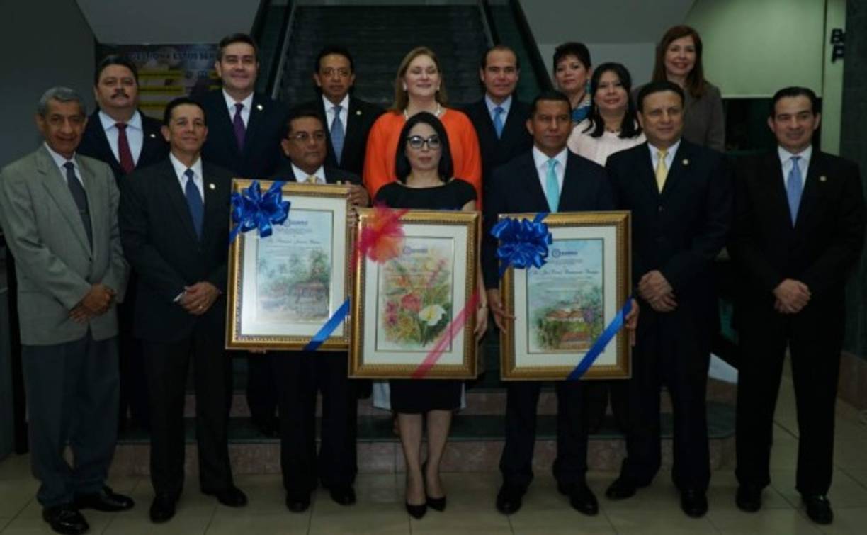 Los ejecutivos de Banco del País junto a los tres abanderados del Programa Cívico Permante.